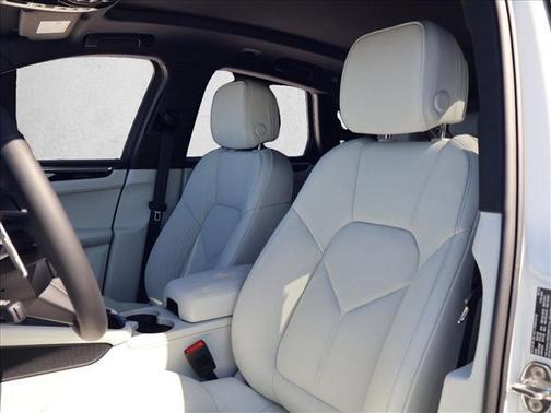 Carrara White Metallic 2026 Porsche Macan Macan