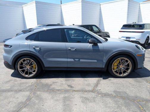 Algarve Blue Metallic 2025 Porsche Cayenne Turbo GT