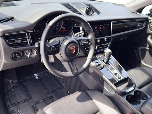 2025 Porsche Macan AWD