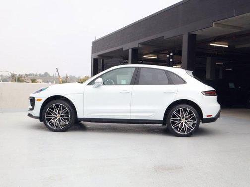 Carrara White Metallic 2026 Porsche Macan Macan