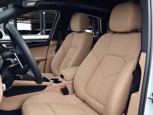Carrara White Metallic 2026 Porsche Macan Macan