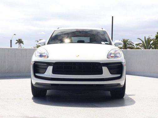 Carrara White Metallic 2022 Porsche Macan Macan
