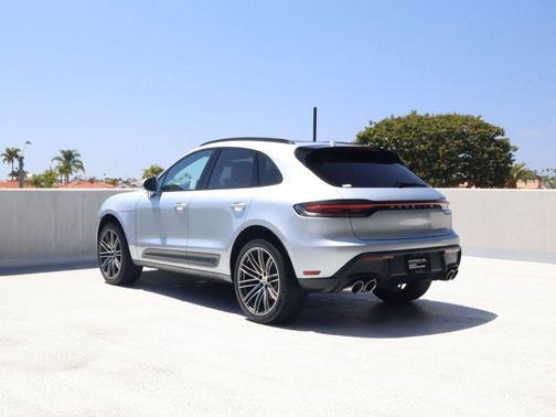 Dolomite Silver Metallic 2026 Porsche Macan Macan