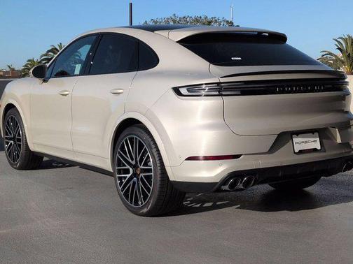 Cashmere Beige Metallic 2026 Porsche Cayenne Cayenne