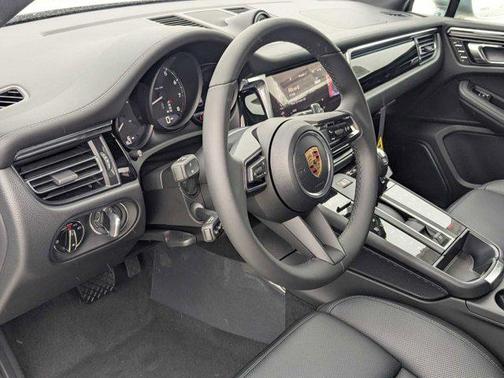 2025 Porsche Macan AWD