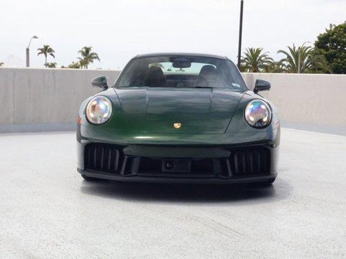 Oak Green Metallic Neo 2026 Porsche 911 Carrera 4 GTS