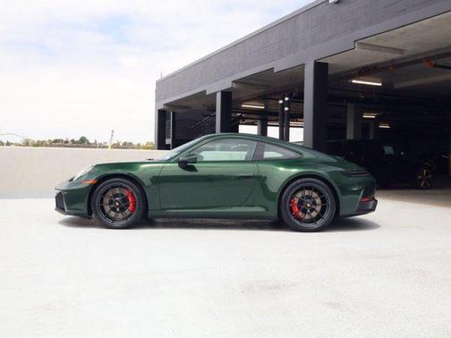 Oak Green Metallic Neo 2026 Porsche 911 Carrera 4 GTS
