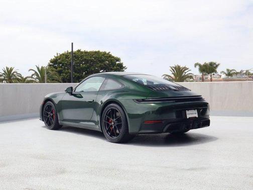 Oak Green Metallic Neo 2026 Porsche 911 Carrera 4 GTS