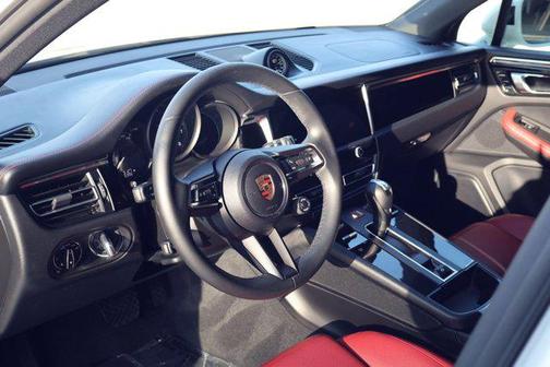 2025 Porsche Macan AWD