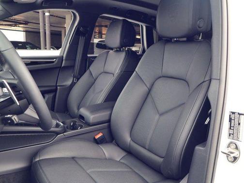Carrara White Metallic 2026 Porsche Macan Macan