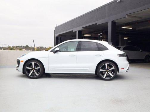 Carrara White Metallic 2026 Porsche Macan Macan