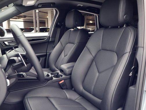 Dolomite Silver Metallic 2026 Porsche Macan Macan