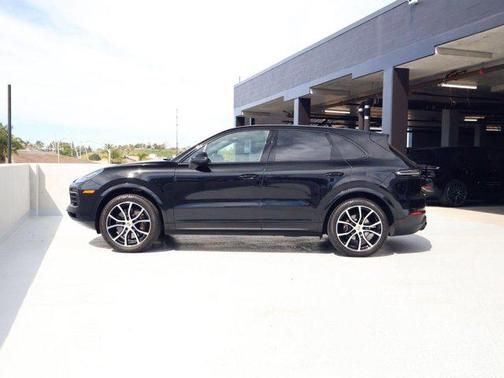 2023 Porsche Cayenne Platinum Edition