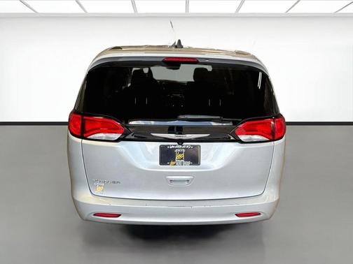 Silver Mist Clearcoat 2023 Chrysler Voyager LX