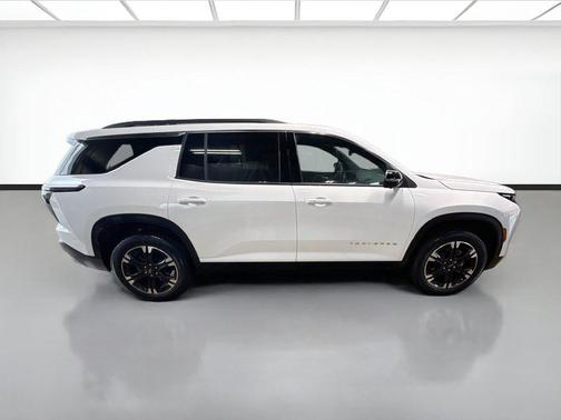 Summit White 2027 Chevrolet Traverse LT