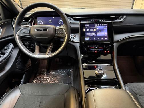 Diamond Black Crystal Pearlcoat 2023 Jeep Grand Cherokee Altitude