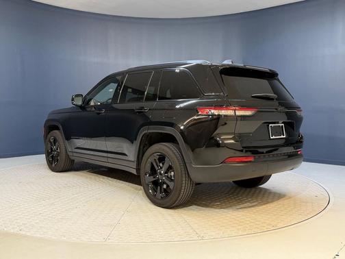 Diamond Black Crystal Pearlcoat 2023 Jeep Grand Cherokee Altitude