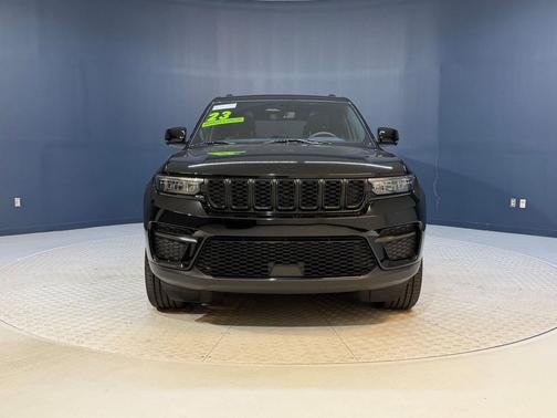 Diamond Black Crystal Pearlcoat 2023 Jeep Grand Cherokee Altitude
