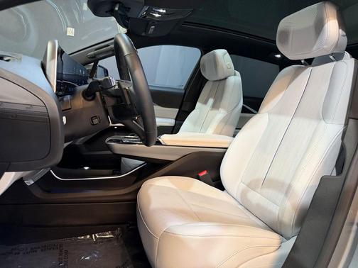 Argent Silver Metallic 2024 Cadillac LYRIQ Luxury