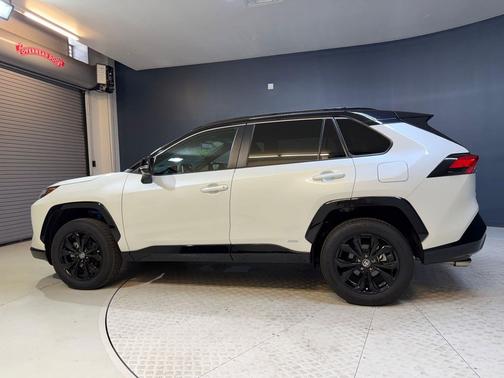 White 2022 Toyota RAV4 Hybrid SE