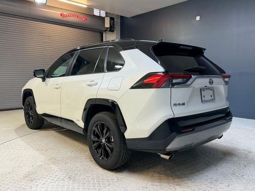 White 2022 Toyota RAV4 Hybrid SE