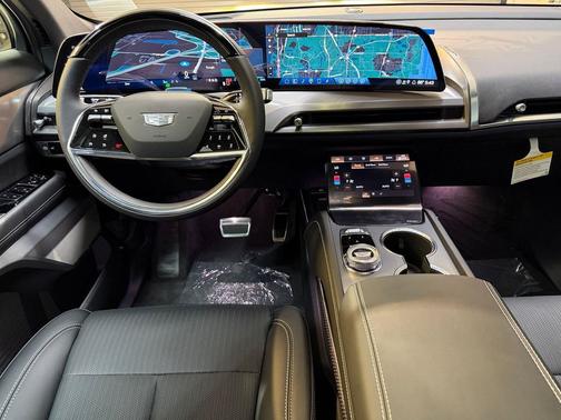 Vibrant White Tricoat 2026 Cadillac VISTIQ Sport