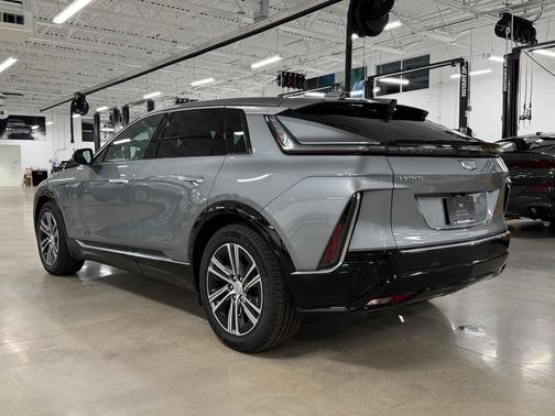 Argent Silver Metallic 2024 Cadillac LYRIQ Luxury