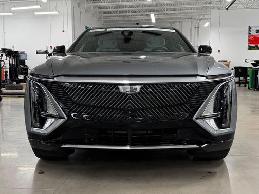 Argent Silver Metallic 2024 Cadillac LYRIQ Luxury