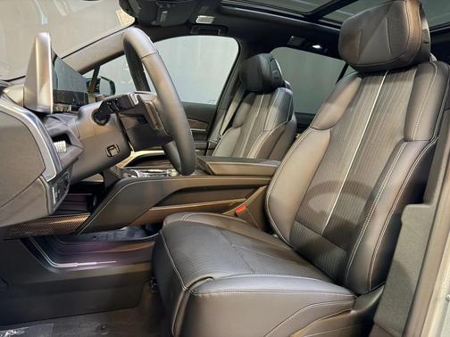 Argent Silver Metallic 2026 Cadillac VISTIQ Sport