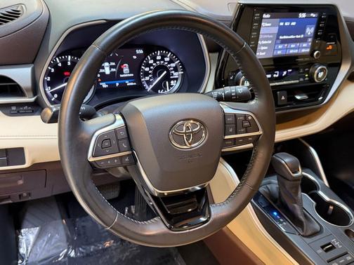Gray 2021 Toyota Highlander XLE