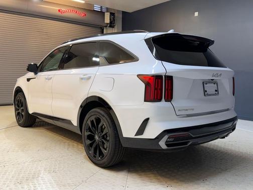 Glacial White Pearl 2023 Kia Sorento SX