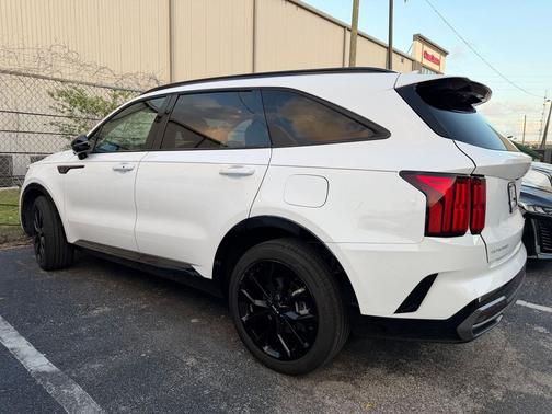 Glacial White Pearl 2023 Kia Sorento SX