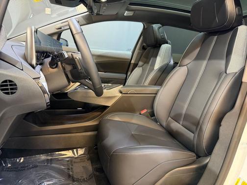 Vibrant White Tricoat 2026 Cadillac OPTIQ Sport