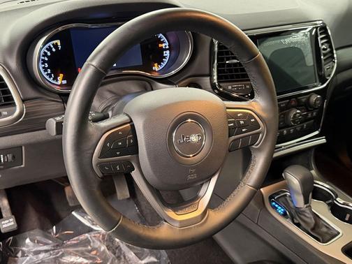 Bright White Clearcoat 2019 Jeep Grand Cherokee Laredo