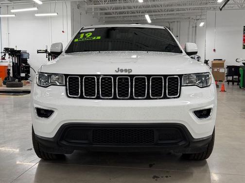 Bright White Clearcoat 2019 Jeep Grand Cherokee Laredo