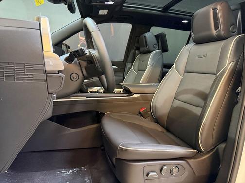 Vibrant White Tricoat 2026 Cadillac Escalade Sport