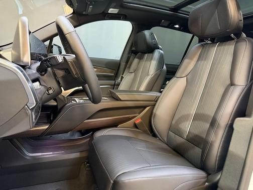 Vibrant White Tricoat 2026 Cadillac VISTIQ Sport