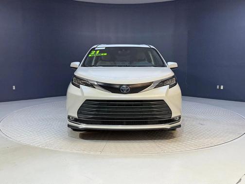2021 Toyota Sienna XLE 8 Passenger
