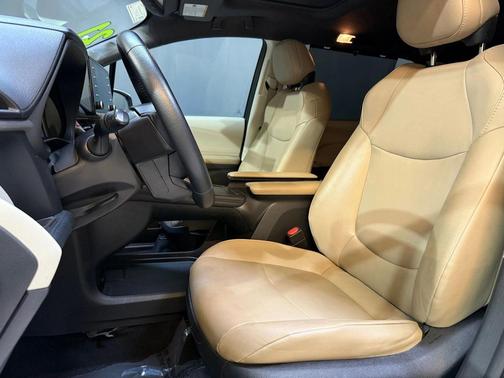 2021 Toyota Sienna XLE 8 Passenger