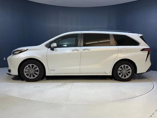 2021 Toyota Sienna XLE 8 Passenger