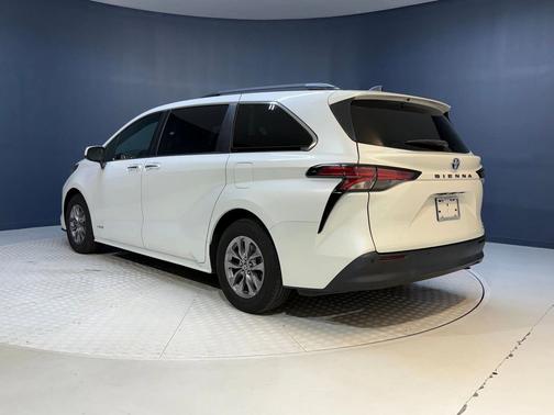 2021 Toyota Sienna XLE 8 Passenger