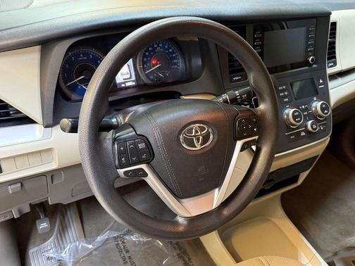 2019 Toyota Sienna SE