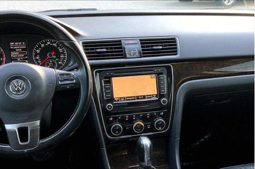 2015 Volkswagen Passat 1.8T Auto SEL Premium