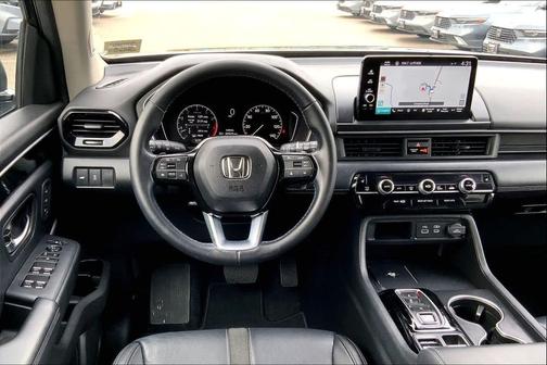 Crystal Black Pearl 2024 Honda Pilot Touring 8-Passenger