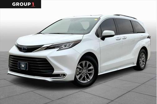 2022 Toyota Sienna XLE 8 Passenger