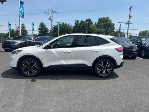 STAR WHITE METALLIC TRI-COA 2022 Ford Escape SE