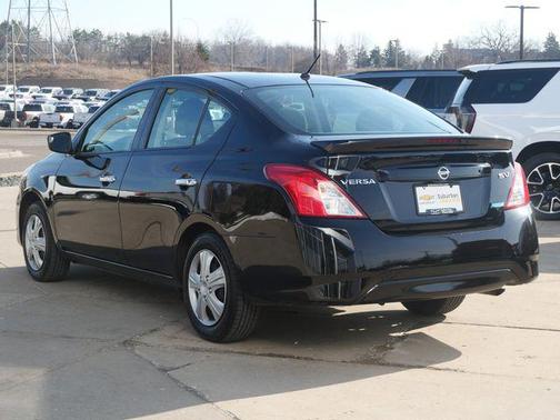 Super Black 2016 Nissan Versa 1.6 SV