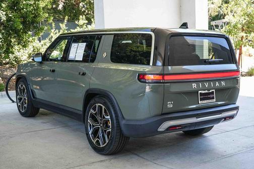 Launch Green 2024 Rivian R1S Launch Edition Quad Motor Large Pack