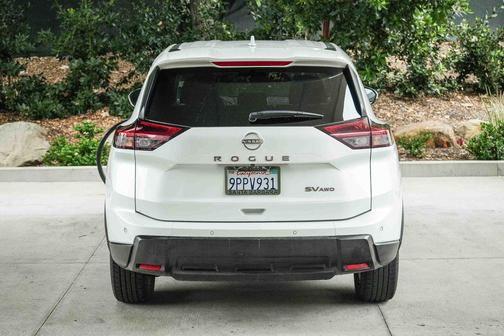 Everest White Pearl 2024 Nissan Rogue SV