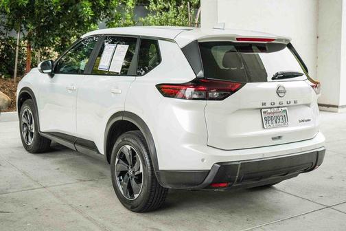 Everest White Pearl 2024 Nissan Rogue SV